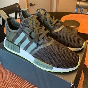 Adidas NMD R1 men’s sz 9 CQ2414